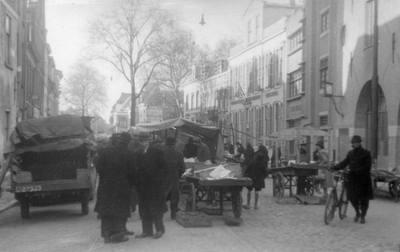 221147 Gezicht in de Breedstraat te Utrecht tijdens de Zaterdagochtendmarkt.